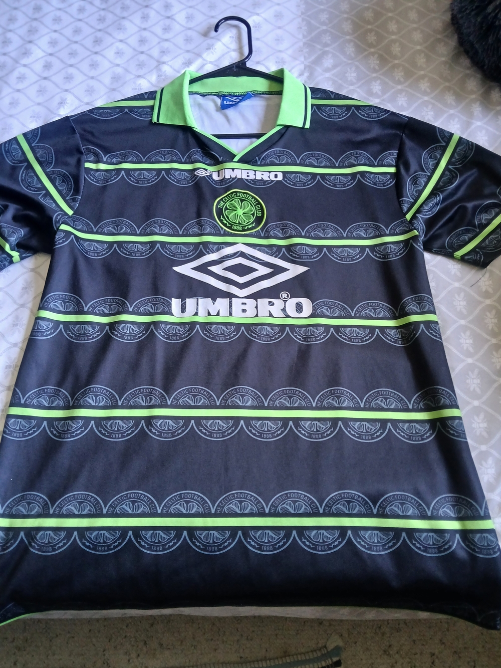 Umbro Vntg Celtic FC Striped Football Shirt Jersey Neon Large